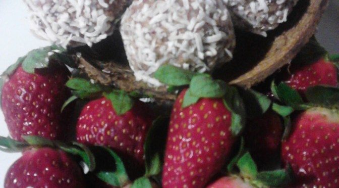 Chocolate, coconut and strawberry balls (Paleo recipe)